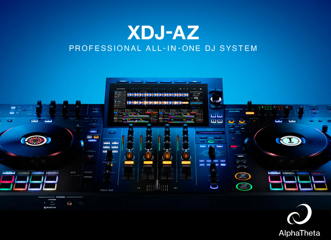 DJ booth profesional con tornamesas Pioneer en evento CDMX